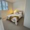 Apartment Stunning Rooftop Views, walk to beach, cafes, harbour