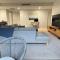Apartment Stunning Rooftop Views, walk to beach, cafes, harbour