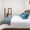 Colourful Spacious Central 3BDR Balcony AC Parking