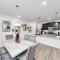 Stylish & Spacious 2BR Gem with King Suite Sleeps 6 - هيوستن