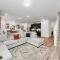 Stylish & Spacious 2BR Gem with King Suite Sleeps 6 - هيوستن