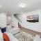 Stylish & Spacious 2BR Gem with King Suite Sleeps 6 - هيوستن