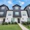 Stylish & Spacious 2BR Gem with King Suite Sleeps 6 - هيوستن