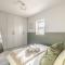 Garden Flat - 2 Bed 2 Bath - Allocated Parking - By Tempstay