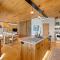 Lakefront Mtn Modern - on Payette Lake, amazing views, private beach, dock, game room - Мак-Колл