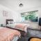 Cosy 3-Bed Home, Free Parking & WiFi - 博尔顿
