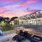 Seabreeze Oasis Lakefront Home has 2 ensuites and heated pool - كيب كورال