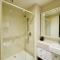 Amazing Views - 3 bedrooms, carpark, gym & pool