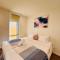Amazing Views - 3 bedrooms, carpark, gym & pool