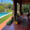 Casa con piscina y parque