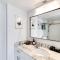 Upscale Brickell 3 bedroom with water views and free parking