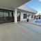 Linda Casa with pool 5 minutes from the airport - جاغوارونا