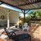 Maison charmante à Sainte-Anne avec jardin et pergola en bois.