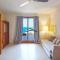 The Charming Waterfront Retreat, with a swimming pool & direct access to the sea, ideal for large families, or a group of friends