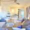 The Charming Waterfront Retreat, with a swimming pool & direct access to the sea, ideal for large families, or a group of friends - 奥齐亚斯