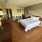 Econo Lodge Inn & Suites Southeast