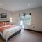 King Bed - En-Suite, Fast WiFi & Ample Parking - 1 Bedroom in 4 Bedroom House HA2