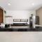 Sunny Mérida Getaway: Spacious 3BR with Pool