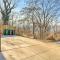 Cincinnati Home with Deck and Private Hot Tub! - سينسيناتي