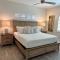 New Build walkable to dinner, LIVE music & 5 minute walk to BEACH