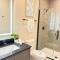 TR1400PNW - NEW Contemporary Home - Клермонт