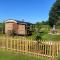 Oskar's Shepherd's Hut at Snug Hollow - Raithby