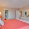 Renovated Beach Nook with Lanai, Steps to the Beach! - 布雷登顿海滩