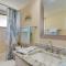 Renovated Beach Nook with Lanai, Steps to the Beach! - 布雷登顿海滩