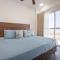 Stylish Condo with Pools Gym Sunset Bay Views - 拉巴斯