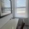 Surfers Paradise Ocean View Apartment with Pool & Lift Access