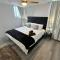 Surfers Paradise Ocean View Apartment with Pool & Lift Access