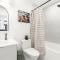 Cozy 2BR Suite with Parking & Close to Niagara Falls and Sleeps 6 Guests - Niagara-vízesés