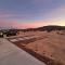 Serene Modern Home Backdoor with great WiFi, games, movies, patio seating and bbq Easy Access to North Joshua Tree National Park in 10 minutes - 二十九棕榈村
