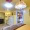 EZ 1 mile to Fort Sill! Pumpkin Cottage sleeps 9, grills, firepit, laundry