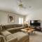 Pool and Golf Course Views Family Home in Gilbert - غلبرت