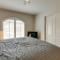 Pool and Golf Course Views Family Home in Gilbert - غلبرت