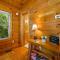 Gorgeous Lovers Retreat! 5 star rated, Free Tix to Dollywood, etc Hot tub, Indoor Jacuzzi, Views!