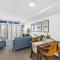 2BR Apt with Balcony & Parking in Prime Spot - Auckland