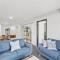 2BR Apt with Balcony & Parking in Prime Spot - Auckland
