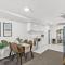 2BR Apt with Balcony & Parking in Prime Spot - Auckland