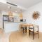 Superbly Convenient Lakefront View Apt - 金斯顿