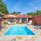Casa com piscina a 100 m de Camburizinho