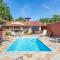 Casa com piscina a 100 m de Camburizinho