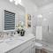 Upscale 2BR Hideaway, Ensuite Bliss, Pet-Friendly - دالاس