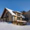 Walk to Village! Stunning timber chalet! Hot-Tub, Bonfire & more!