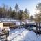 Walk to Village! Stunning timber chalet! Hot-Tub, Bonfire & more!