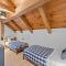 Beautiful chalet on 5 acres - 2 min to Village! Hot-Tub, Sauna, Fire Pit!