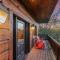 Beautiful Log Cabin! Hot-Tub, Bonfire & Private Yet 4 Mins to Downtown!