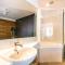 Casuarina Apartment, 200m from the Beach!