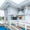 RedDoorz Premium at THE GRAND PENINSULA SUITES